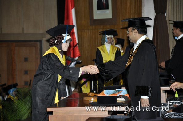 dok-humas-unpad_ilalang-foto_wisuda-gel-1-2010-2011_s1-sastra_120