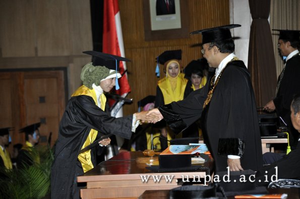 dok-humas-unpad_ilalang-foto_wisuda-gel-1-2010-2011_s1-sastra_121