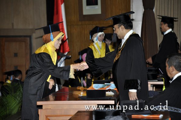 dok-humas-unpad_ilalang-foto_wisuda-gel-1-2010-2011_s1-sastra_122