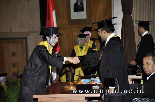 dok-humas-unpad_ilalang-foto_wisuda-gel-1-2010-2011_s1-sastra_125