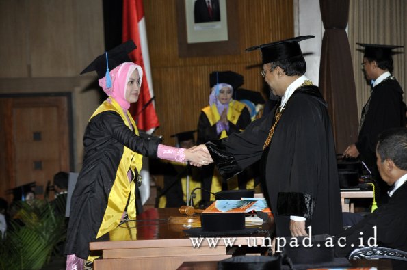 dok-humas-unpad_ilalang-foto_wisuda-gel-1-2010-2011_s1-sastra_127