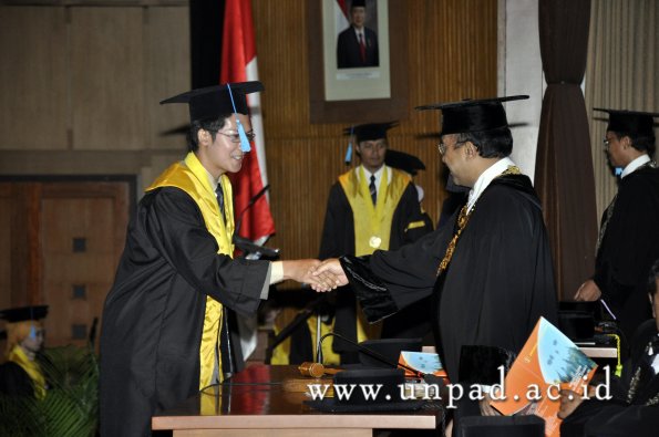 dok-humas-unpad_ilalang-foto_wisuda-gel-1-2010-2011_s1-sastra_131