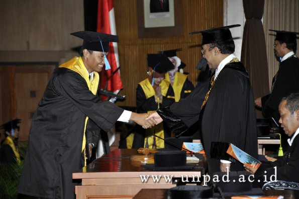 dok-humas-unpad_ilalang-foto_wisuda-gel-1-2010-2011_s1-sastra_132