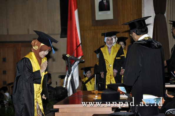 dok-humas-unpad_ilalang-foto_wisuda-gel-1-2010-2011_s1-sastra_133