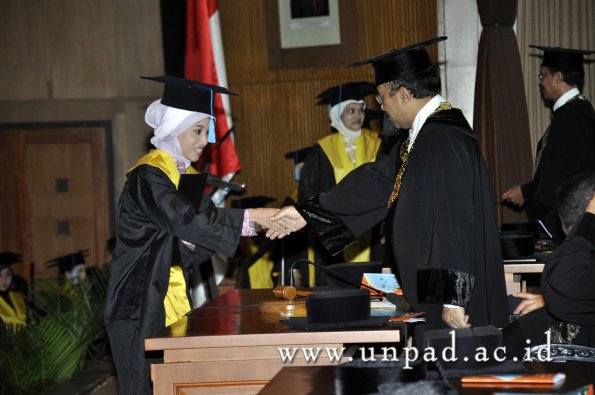 dok-humas-unpad_ilalang-foto_wisuda-gel-1-2010-2011_s1-sastra_134