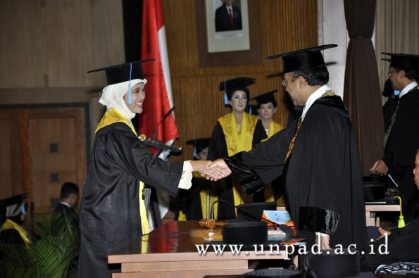 dok-humas-unpad_ilalang-foto_wisuda-gel-1-2010-2011_s1-sastra_135