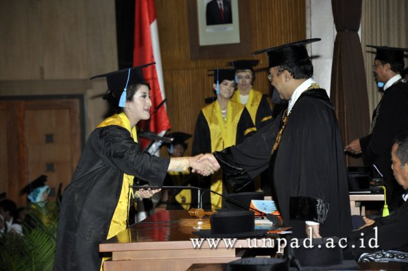 dok-humas-unpad_ilalang-foto_wisuda-gel-1-2010-2011_s1-sastra_136