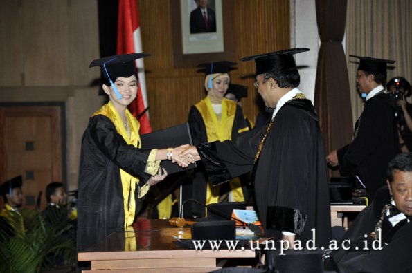 dok-humas-unpad_ilalang-foto_wisuda-gel-1-2010-2011_s1-sastra_137