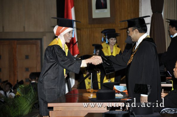 dok-humas-unpad_ilalang-foto_wisuda-gel-1-2010-2011_s1-sastra_146