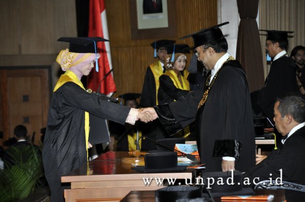 dok-humas-unpad_ilalang-foto_wisuda-gel-1-2010-2011_s1-sastra_149