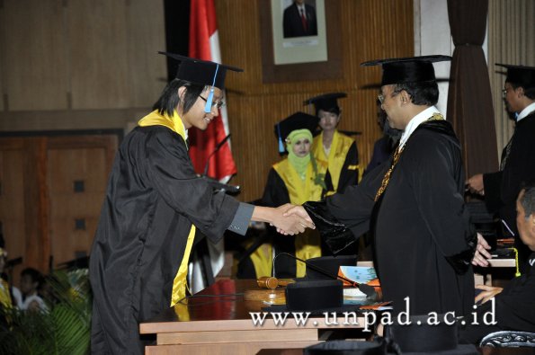 dok-humas-unpad_ilalang-foto_wisuda-gel-1-2010-2011_s1-sastra_154