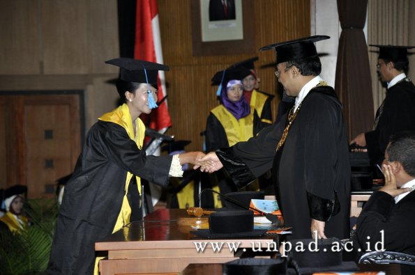 dok-humas-unpad_ilalang-foto_wisuda-gel-1-2010-2011_s1-sastra_156