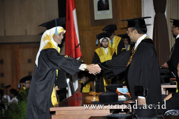 dok-humas-unpad_ilalang-foto_wisuda-gel-1-2010-2011_s1-sastra_163