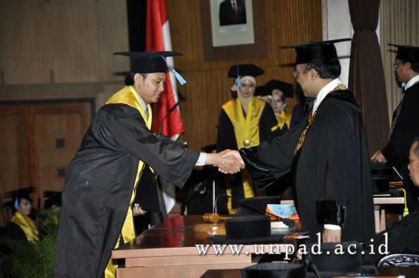 dok-humas-unpad_ilalang-foto_wisuda-gel-1-2010-2011_s1-sastra_166