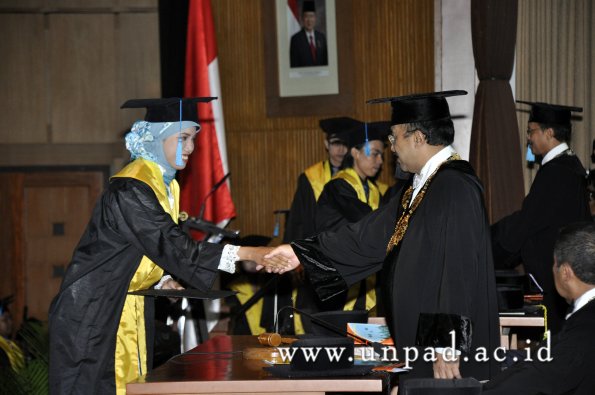 dok-humas-unpad_ilalang-foto_wisuda-gel-1-2010-2011_s1-sastra_170