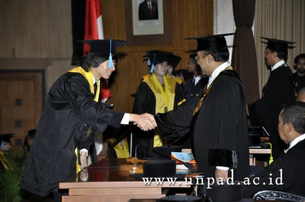 dok-humas-unpad_ilalang-foto_wisuda-gel-1-2010-2011_s1-sastra_173