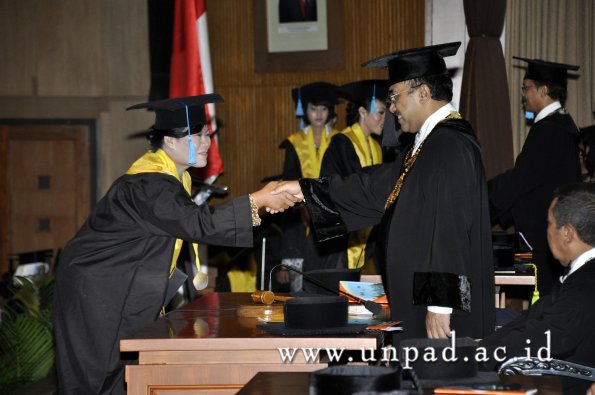 dok-humas-unpad_ilalang-foto_wisuda-gel-1-2010-2011_s1-sastra_174