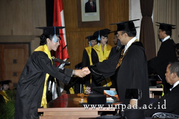 dok-humas-unpad_ilalang-foto_wisuda-gel-1-2010-2011_s1-sastra_175