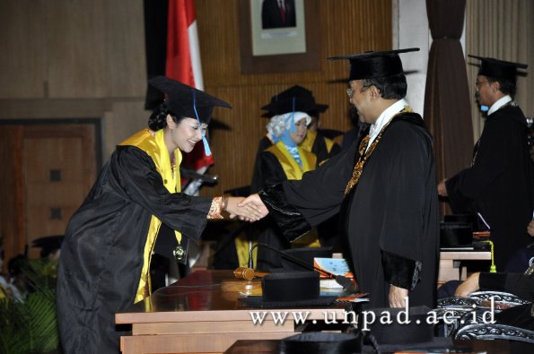 dok-humas-unpad_ilalang-foto_wisuda-gel-1-2010-2011_s1-sastra_184