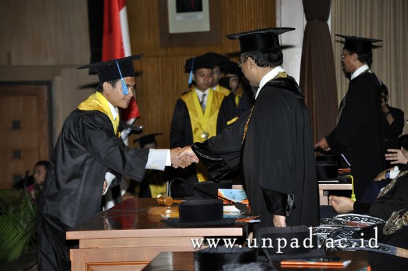 dok-humas-unpad_ilalang-foto_wisuda-gel-1-2010-2011_s1-sastra_186