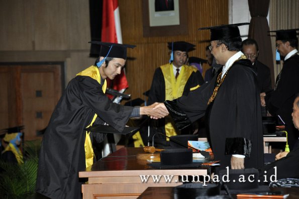 dok-humas-unpad_ilalang-foto_wisuda-gel-1-2010-2011_s1-sastra_190