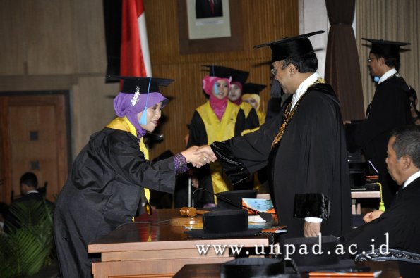 dok-humas-unpad_ilalang-foto_wisuda-gel-1-2010-2011_s1-sastra_193