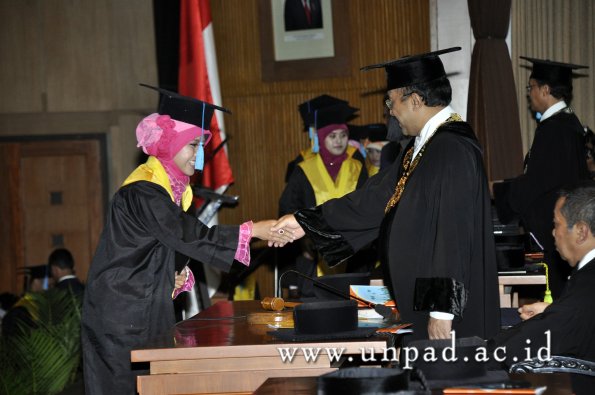 dok-humas-unpad_ilalang-foto_wisuda-gel-1-2010-2011_s1-sastra_194