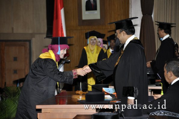 dok-humas-unpad_ilalang-foto_wisuda-gel-1-2010-2011_s1-sastra_195