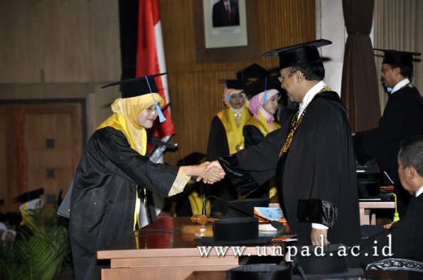 dok-humas-unpad_ilalang-foto_wisuda-gel-1-2010-2011_s1-sastra_196