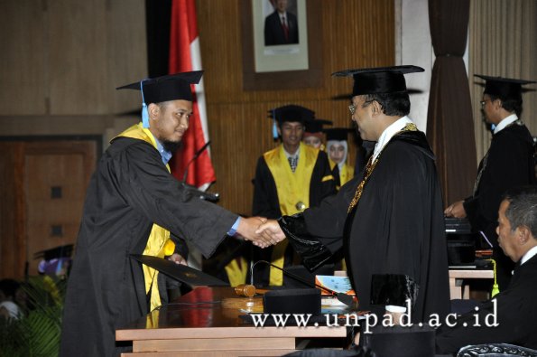 dok-humas-unpad_ilalang-foto_wisuda-gel-1-2010-2011_s1-sastra_203