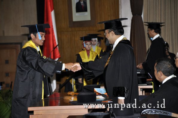 dok-humas-unpad_ilalang-foto_wisuda-gel-1-2010-2011_s1-sastra_204