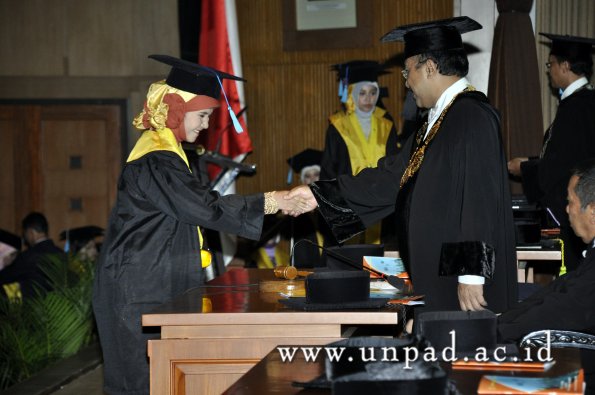 dok-humas-unpad_ilalang-foto_wisuda-gel-1-2010-2011_s1-sastra_205