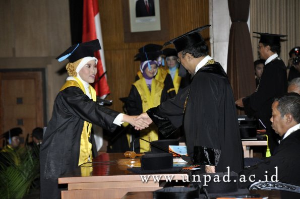 dok-humas-unpad_ilalang-foto_wisuda-gel-1-2010-2011_s1-sastra_210