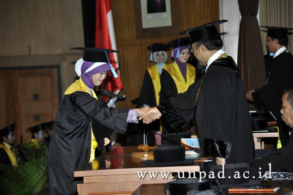 dok-humas-unpad_ilalang-foto_wisuda-gel-1-2010-2011_s1-sastra_211