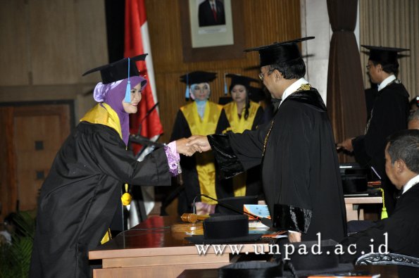 dok-humas-unpad_ilalang-foto_wisuda-gel-1-2010-2011_s1-sastra_212