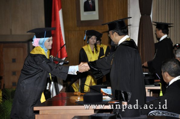 dok-humas-unpad_ilalang-foto_wisuda-gel-1-2010-2011_s1-sastra_213