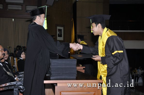 dok-humas-unpad_ilalang-foto_wisuda-gel-1-2010-2011_s1-farmasi_007