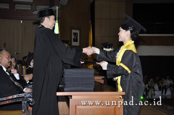 dok-humas-unpad_ilalang-foto_wisuda-gel-1-2010-2011_s1-farmasi_010