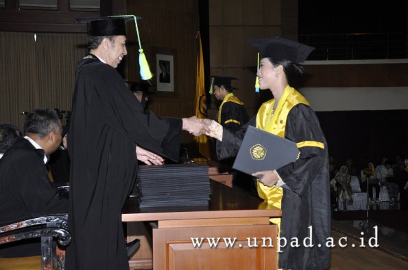 dok-humas-unpad_ilalang-foto_wisuda-gel-1-2010-2011_s1-farmasi_020