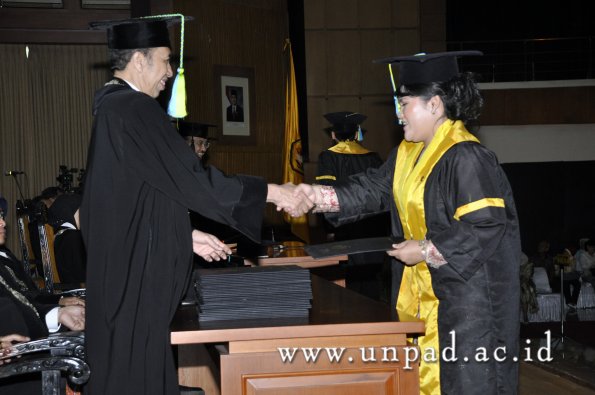 dok-humas-unpad_ilalang-foto_wisuda-gel-1-2010-2011_s1-farmasi_030