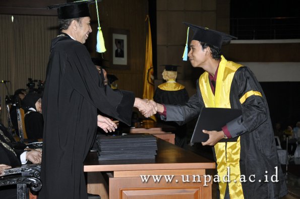 dok-humas-unpad_ilalang-foto_wisuda-gel-1-2010-2011_s1-farmasi_033