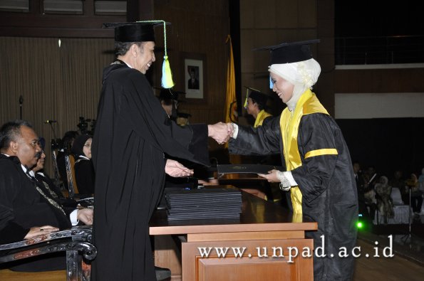 dok-humas-unpad_ilalang-foto_wisuda-gel-1-2010-2011_s1-farmasi_034