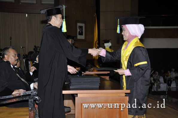 dok-humas-unpad_ilalang-foto_wisuda-gel-1-2010-2011_s1-farmasi_035