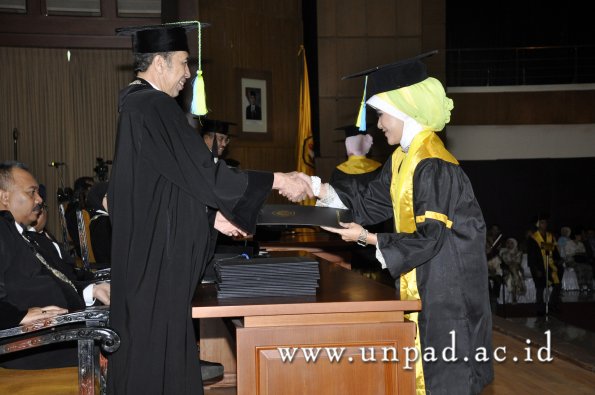 dok-humas-unpad_ilalang-foto_wisuda-gel-1-2010-2011_s1-farmasi_036