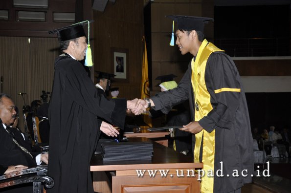 dok-humas-unpad_ilalang-foto_wisuda-gel-1-2010-2011_s1-farmasi_037