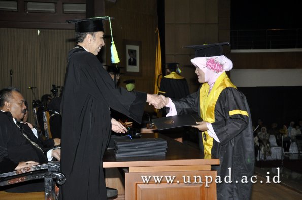 dok-humas-unpad_ilalang-foto_wisuda-gel-1-2010-2011_s1-farmasi_038