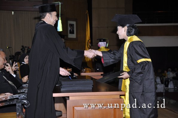 dok-humas-unpad_ilalang-foto_wisuda-gel-1-2010-2011_s1-farmasi_039