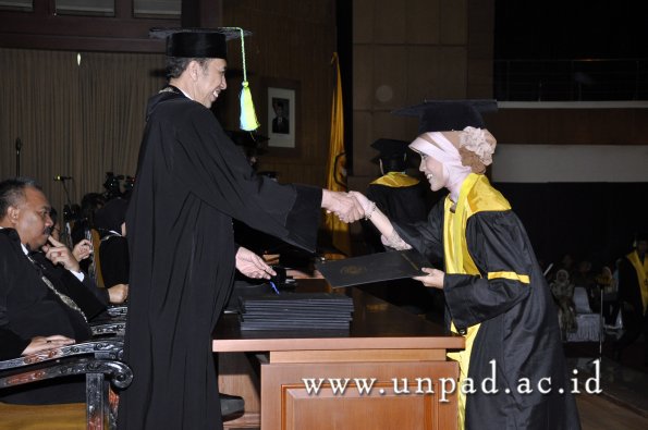 dok-humas-unpad_ilalang-foto_wisuda-gel-1-2010-2011_s1-farmasi_040