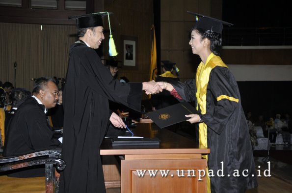 dok-humas-unpad_ilalang-foto_wisuda-gel-1-2010-2011_s1-farmasi_052