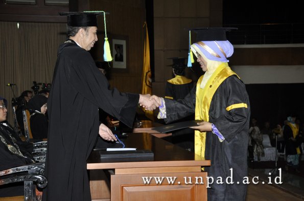 dok-humas-unpad_ilalang-foto_wisuda-gel-1-2010-2011_s1-farmasi_053